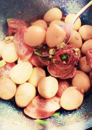 Hình của món Lạp xưởng trứng cút kho tương.