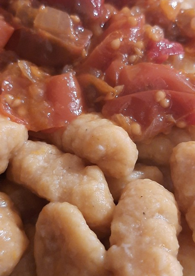 Una foto de Ñoquis de calabaza y queso sardo al curry