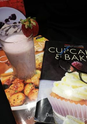 A picture of Strawberry lassi.