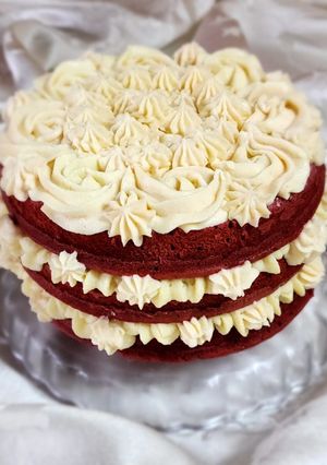 Una foto de ❤️🎂 Pink red velvet con creamcheese de chocolate blanco 🎂❤️