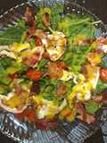 Ensalada de espinacas,cherry,brie,beicon, cebolla crujiente y mostaza-miel