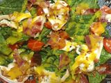 Ensalada de espinacas,cherry,brie,beicon, cebolla crujiente y mostaza-miel