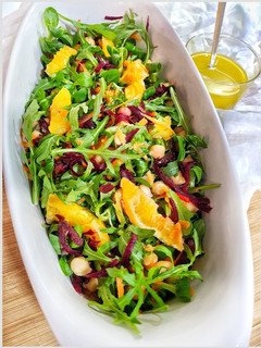 Una foto de Ensalada de hojas verdes con garbanzo y naranja