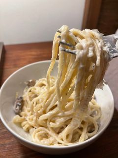 Una foto de 🍝 PASTA FETTUCCINE EN SALSA CREMOSA DE CHAMPIÑONES 🍽 😋