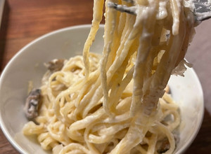 Una foto de 🍝 PASTA FETTUCCINE EN SALSA CREMOSA DE CHAMPIÑONES 🍽 😋