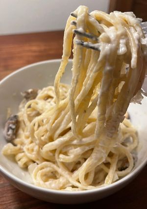 Una foto de 🍝 PASTA FETTUCCINE EN SALSA CREMOSA DE CHAMPIÑONES 🍽 😋