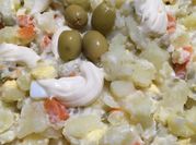 Una foto de ensalada rusa