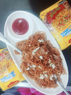 चाइनीस मैगी नूडल्स(Chinese maggi noodles recipe in hindi) रेसिपी मुख्य फोटो