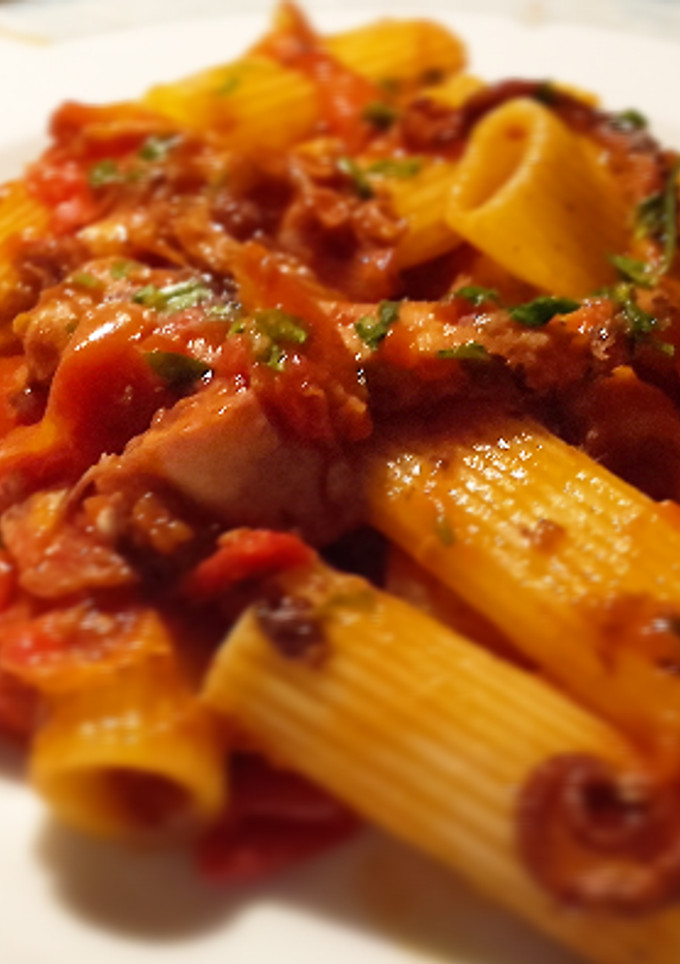 Una foto de Pasta con pulpo borrachito