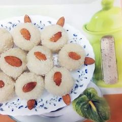 A picture of Coconut ladoo.