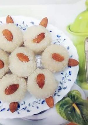 A picture of Coconut ladoo.