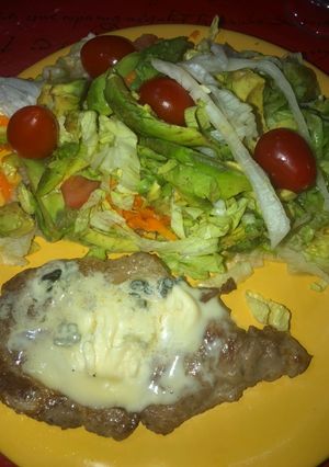 Una foto de Bondiola al roquefort con ensalada!!