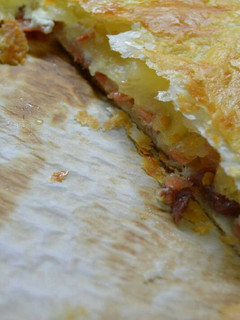 Una foto de Empanada de jamón serrano y rulo de cabra