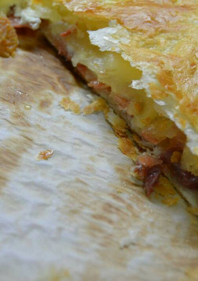 Una foto de Empanada de jamón serrano y rulo de cabra