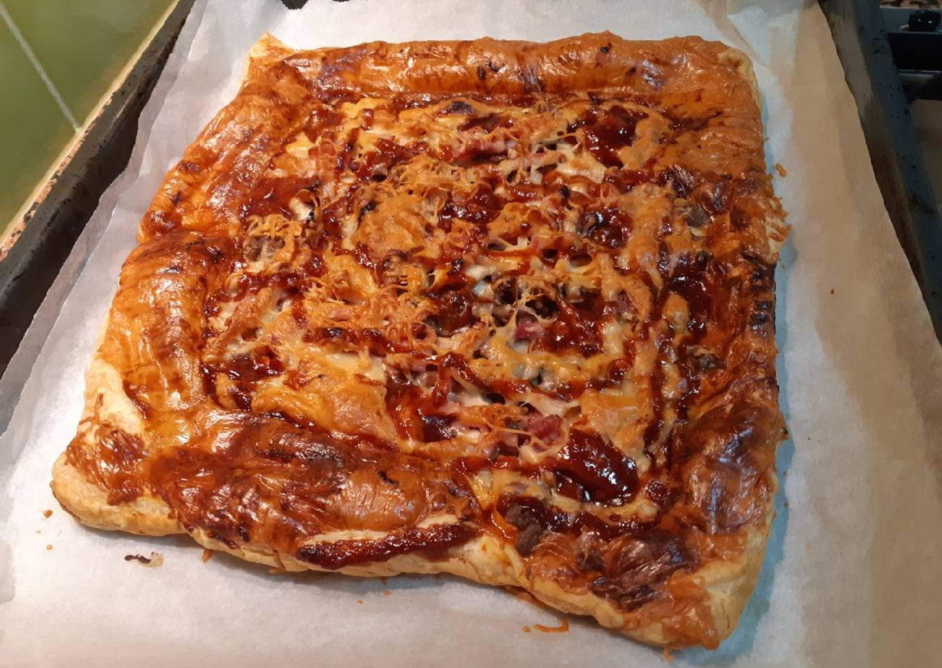 Pizza barbacoa con pollo ternera y bacon. (Riquísima)