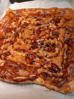 Una foto de Pizza barbacoa con pollo ternera y bacon. (Riquísima)