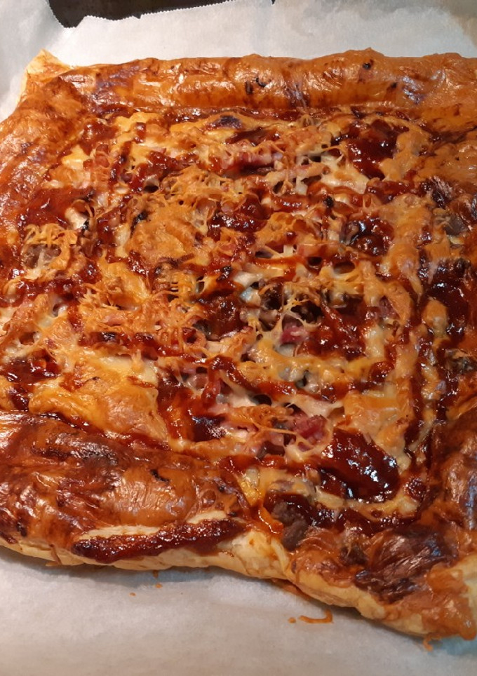 Una foto de Pizza barbacoa con pollo ternera y bacon. (Riquísima)