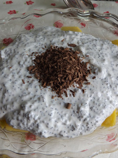 Una foto de Mango fresco y yogurt con chía, semillas de amapola y chocolate amargo