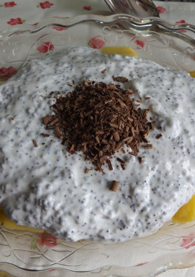 Una foto de Mango fresco y yogurt con chía, semillas de amapola y chocolate amargo