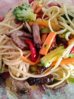 Una foto de Wok de fideos con vegetales y carne 😁