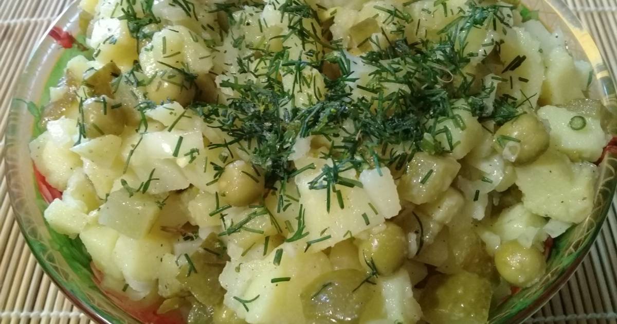 Постный салат с солеными огурцами и картофелем в