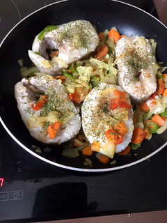 Una foto de Merluza con verduras