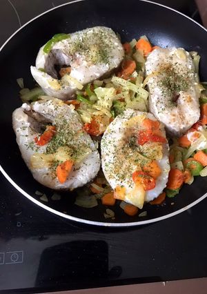 Una foto de Merluza con verduras