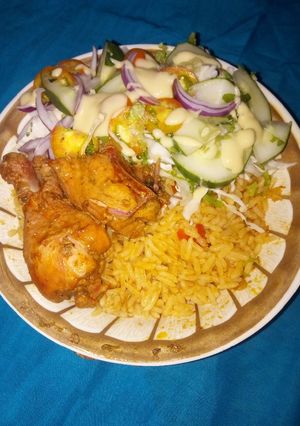 Jollof rice, fried chicken, with salat ainihin hoton girkin