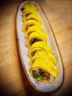 Una foto de Falso sushi de salmón y rúcula