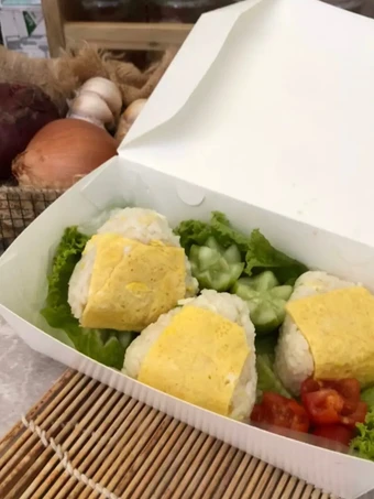 Langkah Mudah untuk Menyiapkan Resep  437. Onigiri Nasi Goreng Telur #SanaSiniNasi yang Sempurna, Enak