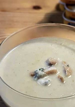 Une photo de Velouté crémeux aux endives, hareng fumé, aneth