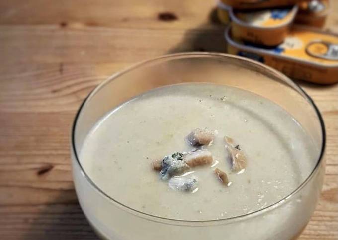 Velouté crémeux aux endives, hareng fumé, aneth