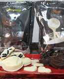 Medallones de chocolate blanco y semi amargo rellenos de Oreos
