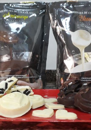 Una foto de Medallones de chocolate blanco y semi amargo rellenos de Oreos