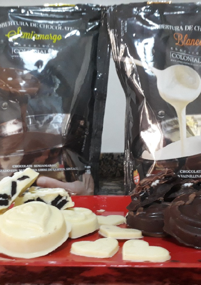 Una foto de Medallones de chocolate blanco y semi amargo rellenos de Oreos