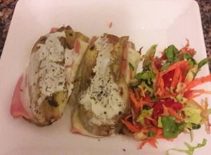 Una foto de Berenjena rellena con jamón y queso ; receta de mi abuela adapta