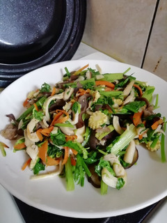 芹菜炒鮮菇 的食譜成品照片