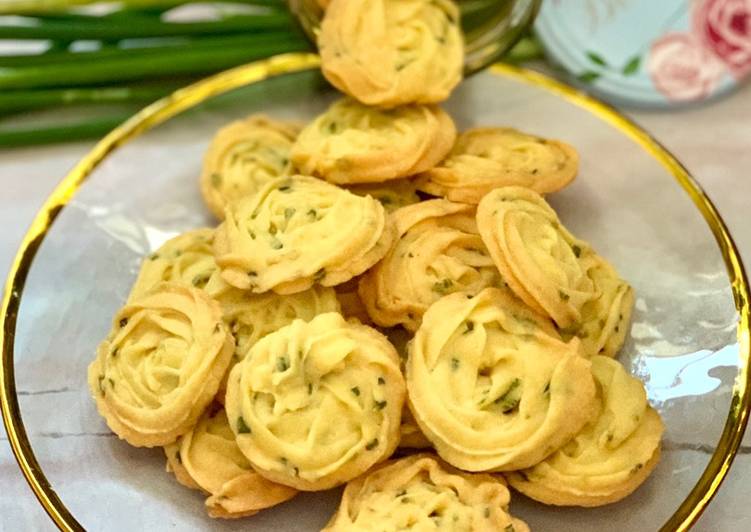 Simple Way to Serve Delicious Spring Onion Butter Cookies (Salty Cookies)