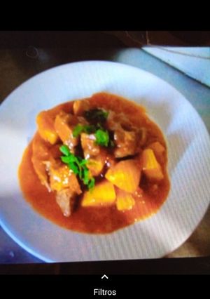 Una foto de Estofado de carne en vino tinto y papas