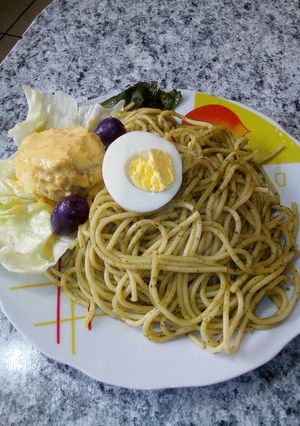Una foto de Tallarines verdes con papa ala huancaina