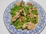 อกไก่ผัดน้ำพริกตาแดง