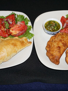 Una foto de Empanadas de camarones, queso y salsa de cilantro