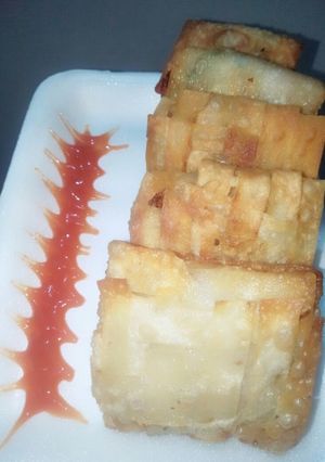 A picture of Vegetable petty samosa.