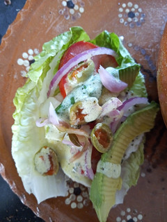 Una foto de Ensalada con queso asado y aderezo de Kéfir🥗