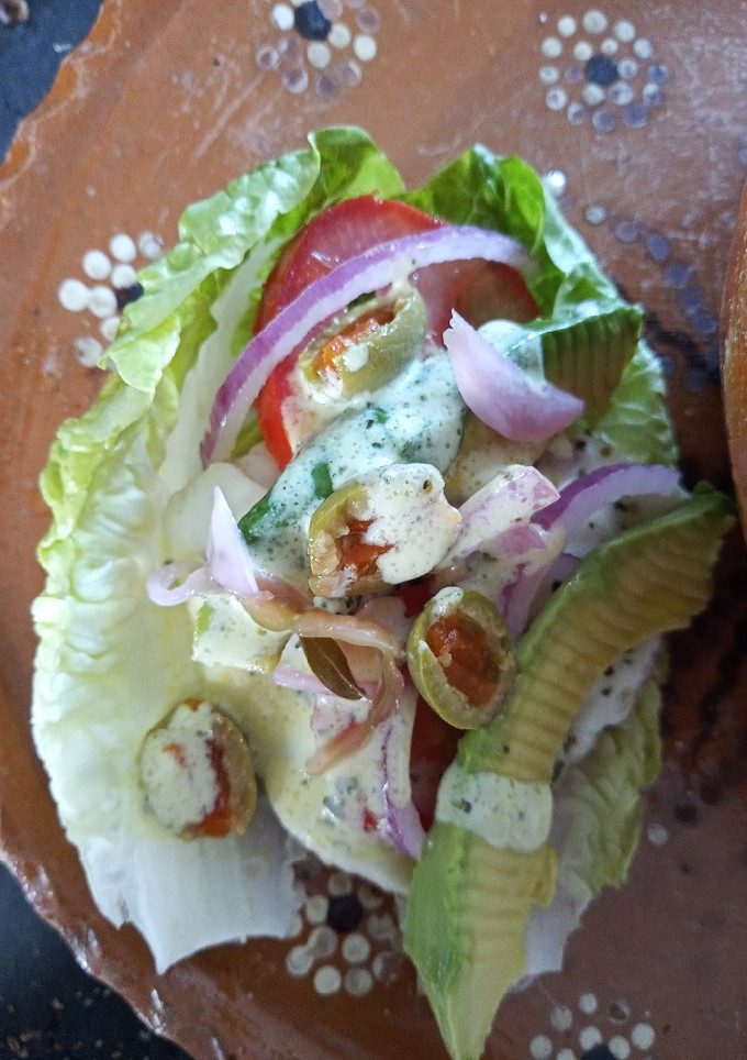 Una foto de Ensalada con queso asado y aderezo de Kéfir🥗