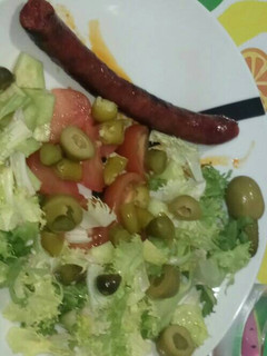 Una foto de Chistorra con ensalada