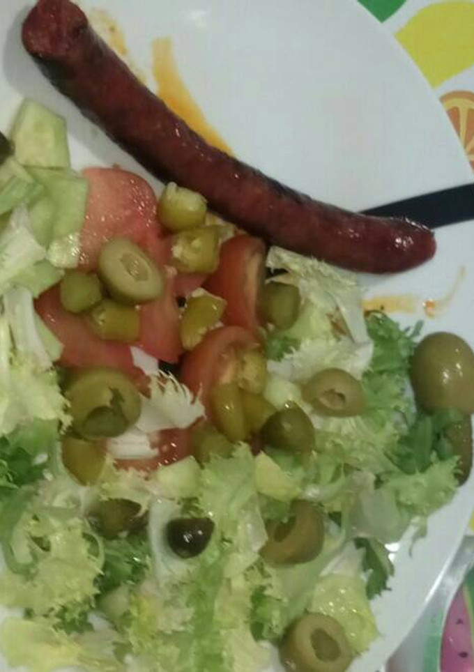 Una foto de Chistorra con ensalada