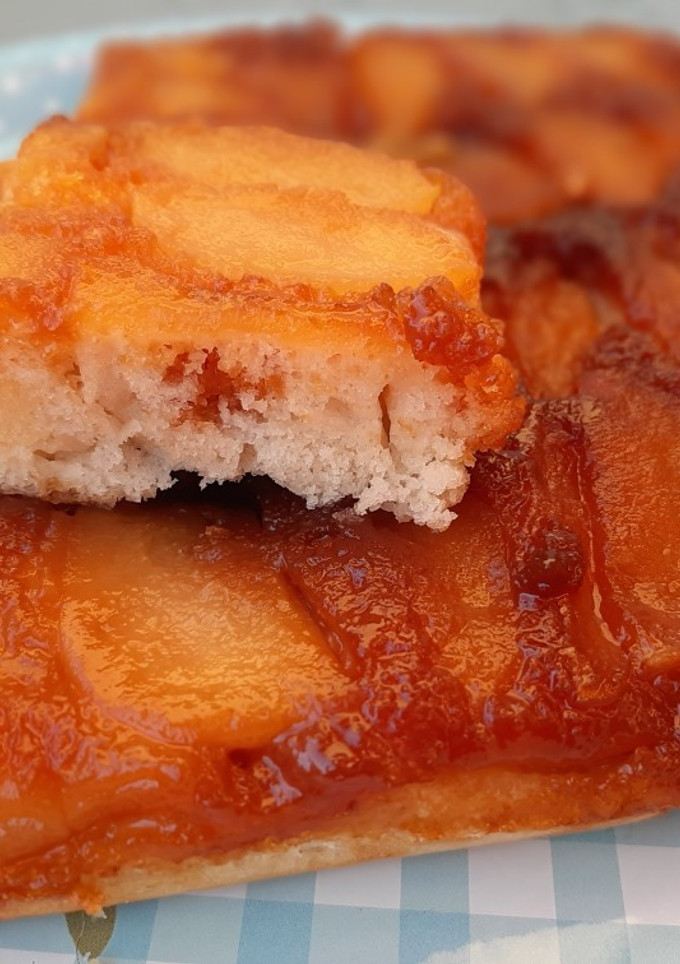 Una foto de Torta de manzana invertida 7 cucharadas en Flip