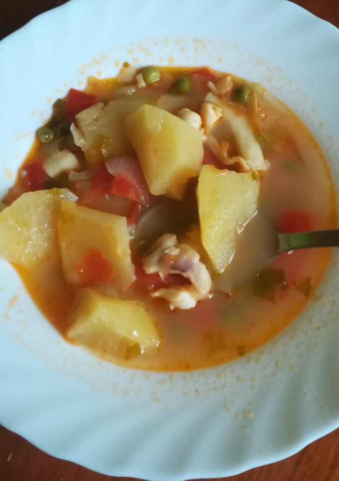 Una foto de Sepia estofada con patatas y guisantes