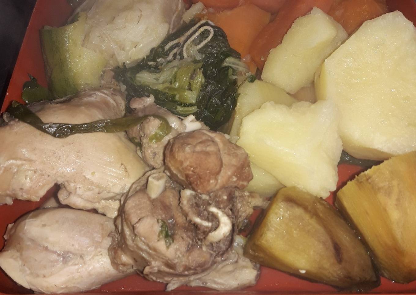 Puchero de pollo y caracú de cerdo